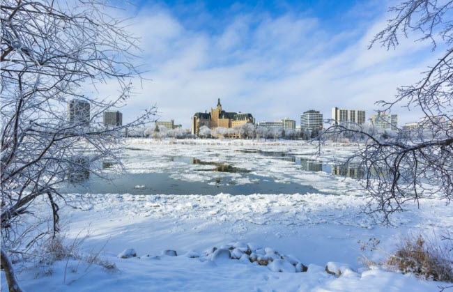 Saskatoon, Canada: Năm 2017, d&acirc;n số của Saskatoon l&agrave; 271.000 người v&agrave; trở th&agrave;nh th&agrave;nh phố lớn nhất ở v&ugrave;ng Saskachewan. Nhiệt độ trung b&igrave;nh ở đ&acirc;y v&agrave;o th&aacute;ng 1 chỉ l&agrave; -13,9 độ C.