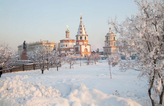 Irkutsk, Nga: Với d&acirc;n số hơn 578.000 người, l&agrave; một trong những th&agrave;nh phố c&ocirc;ng nghiệp lớn của Nga tại v&ugrave;ng Siberia. Người d&acirc;n ở đ&acirc;y phải sống trong điều kiện lạnh -18,8 độ C v&agrave;o m&ugrave;a đ&ocirc;ng.