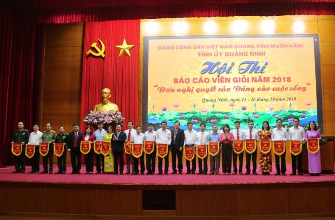 C&aacute;c đồng ch&iacute; l&atilde;nh đạo tỉnh trao Cờ lưu niệm cho c&aacute;c Đảng bộ trực thuộc tỉnh.