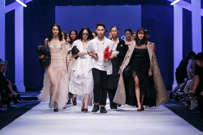 Si&ecirc;u mẫu Lan Khu&ecirc; diện đầm đen ki&ecirc;u kỳ l&agrave;m vedette tr&ecirc;n s&agrave;n diễn Vietnam International Fashion Week Thu Đ&ocirc;ng 2018