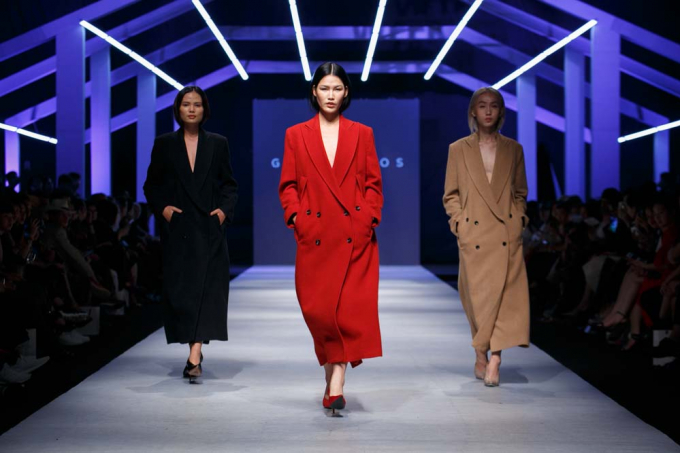 Si&ecirc;u mẫu Lan Khu&ecirc; diện đầm đen ki&ecirc;u kỳ l&agrave;m vedette tr&ecirc;n s&agrave;n diễn Vietnam International Fashion Week Thu Đ&ocirc;ng 2018