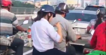 Nữ sinh ngồi sau xe bố đánh chén bữa sáng có đầy đủ bát đũa như ở tiệm!