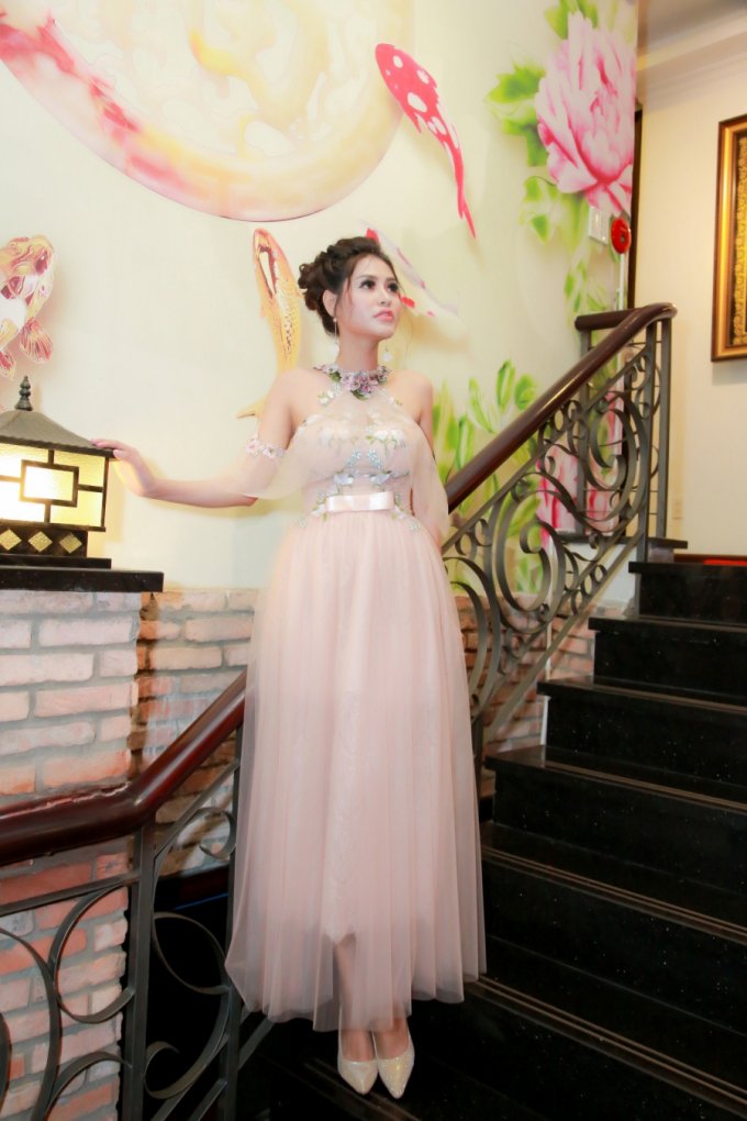 Hoa hậu Dy Khả H&acirc;n đ&oacute;n tuổi mới b&ecirc;n buổi tiệc sinh nhật b&iacute; mật c&ugrave;ng bạn b&egrave; th&acirc;n thiết