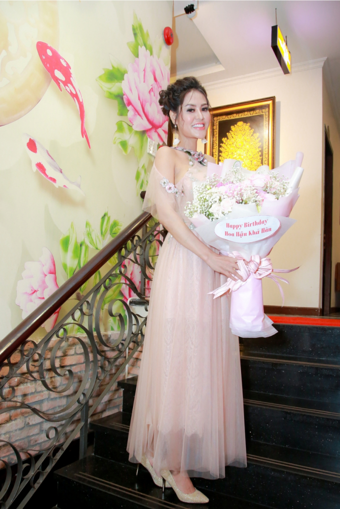 &nbsp;Hoa hậu Dy Khả H&acirc;n chọn cho m&igrave;nh phong c&aacute;ch nhẹ nh&agrave;ng, nữ t&iacute;nh với chiếc đầm m&agrave;u hồng nude điểm th&ecirc;m một số chi tiết hoa cỏ sinh động.