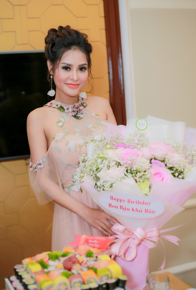 Hoa hậu Dy Khả H&acirc;n đ&oacute;n tuổi mới b&ecirc;n buổi tiệc sinh nhật b&iacute; mật c&ugrave;ng bạn b&egrave; th&acirc;n thiết