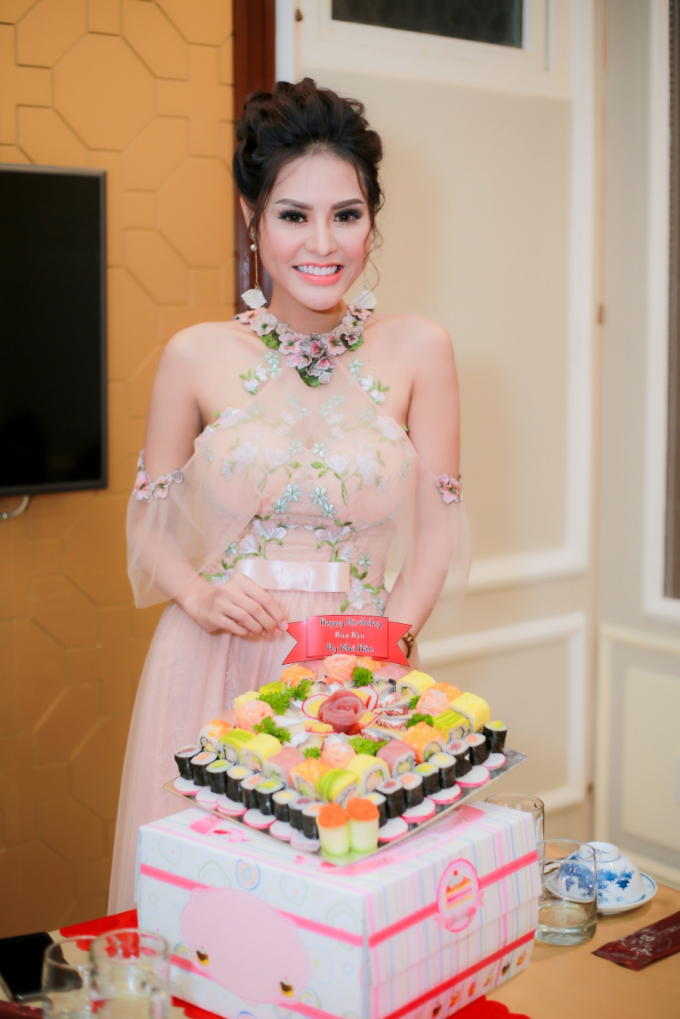 Hoa hậu Dy Khả H&acirc;n đ&oacute;n tuổi mới b&ecirc;n buổi tiệc sinh nhật b&iacute; mật c&ugrave;ng bạn b&egrave; th&acirc;n thiết