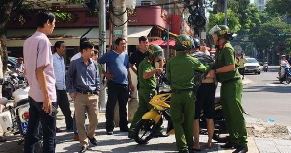 Vượt đèn đỏ, nam thanh niên đạp đổ xe công vụ làm cảnh sát bị thương