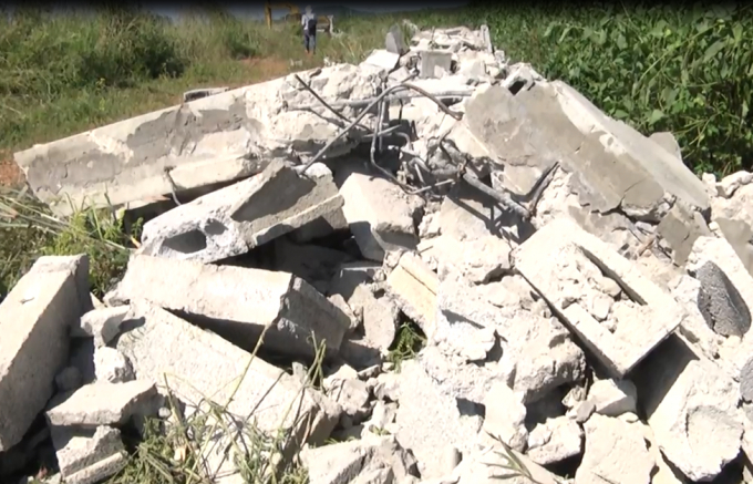 Một phần tường r&agrave;o bao quanh c&ocirc;ng tr&igrave;nh bị th&aacute;o dỡ.