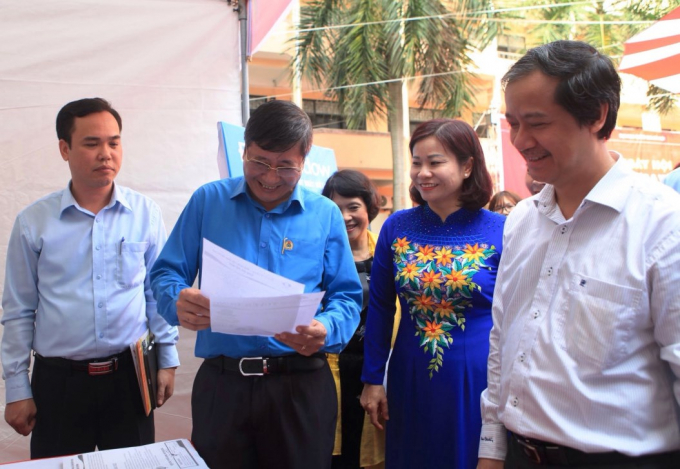 &Ocirc;ng Trần Thanh Hải, Ph&oacute; Chủ tịch thường trực Tổng LĐLĐ Việt Nam (thứ hai từ tr&aacute;i qua), &ocirc;ng&nbsp;&ocirc;ng Nguyễn Hồng D&acirc;n - Ph&oacute; Gi&aacute;m đốc Sở Lao động thương binh x&atilde; hội H&agrave; Nội c&ugrave;ng l&atilde;nh đạo ĐHQGHN tại Ng&agrave;y hội tuyển dụng.