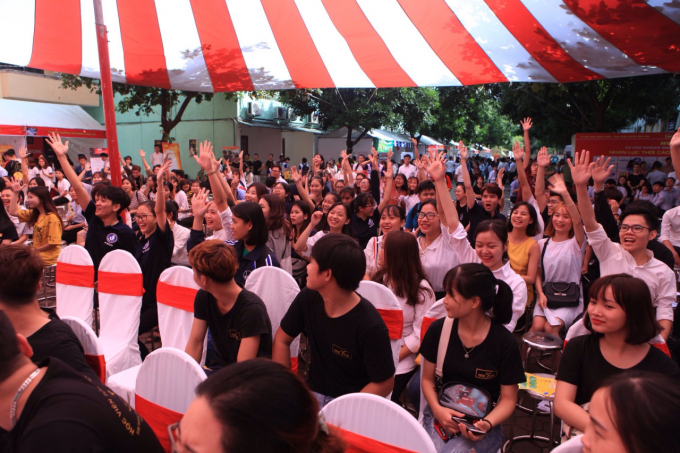 Nhiều sinh vi&ecirc;n h&agrave;o hứng với Ng&agrave;y hội việc l&agrave;m.&nbsp;