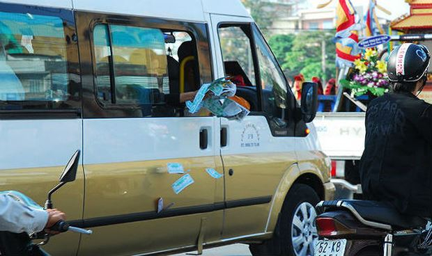 Rải tiền thật, v&agrave;ng m&atilde; tr&ecirc;n đường g&acirc;y ra nhiều hệ lụy. Ảnh: HTD