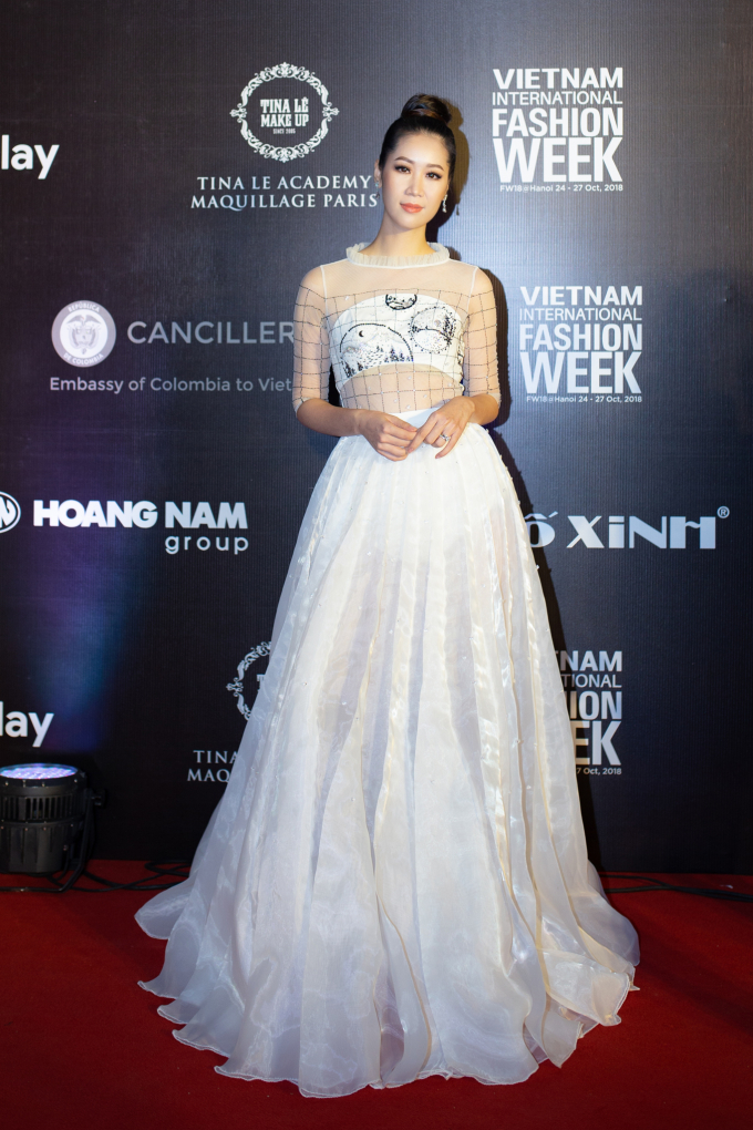 Dương Thuỳ Linh thay hai bộ đầm tại Vietnam International Fashion Week