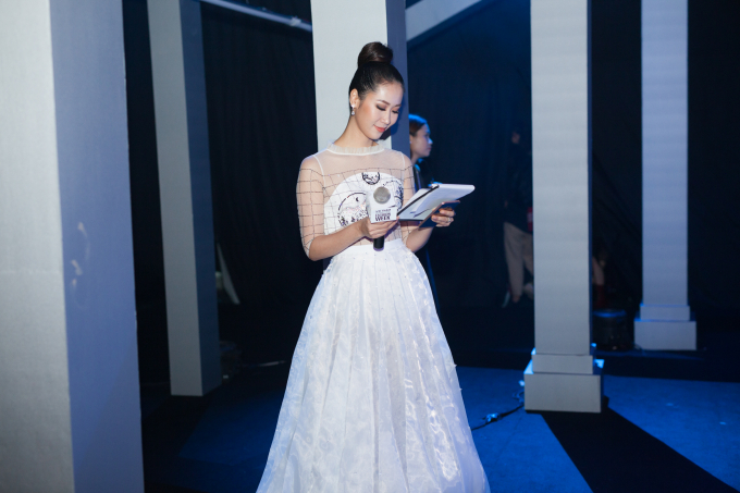 Dương Thuỳ Linh thay hai bộ đầm tại Vietnam International Fashion Week