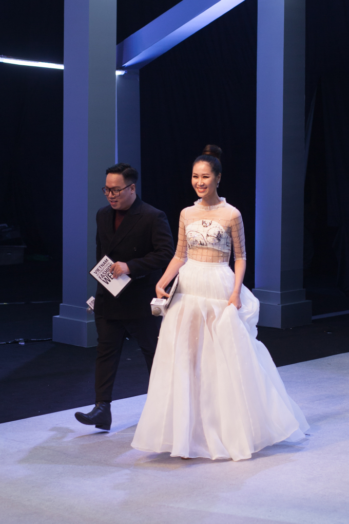 Dương Thuỳ Linh thay hai bộ đầm tại Vietnam International Fashion Week