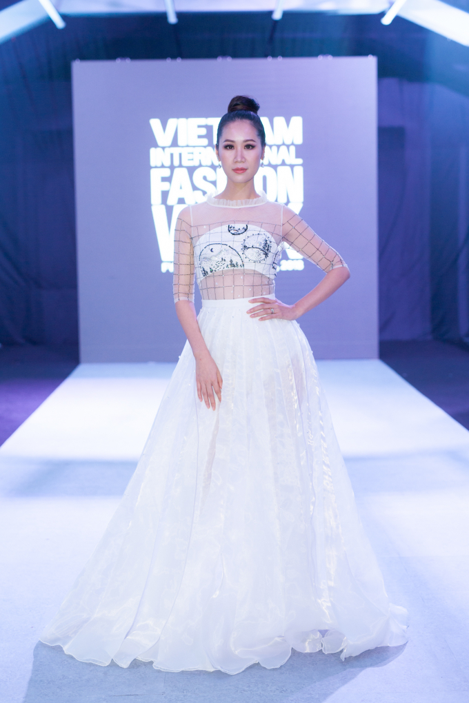 Dương Thuỳ Linh thay hai bộ đầm tại Vietnam International Fashion Week