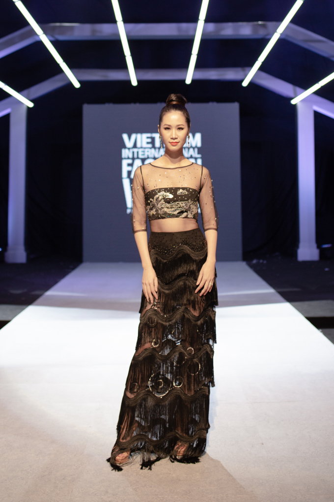 Dương Thuỳ Linh thay hai bộ đầm tại Vietnam International Fashion Week