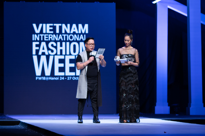 Dương Thuỳ Linh thay hai bộ đầm tại Vietnam International Fashion Week