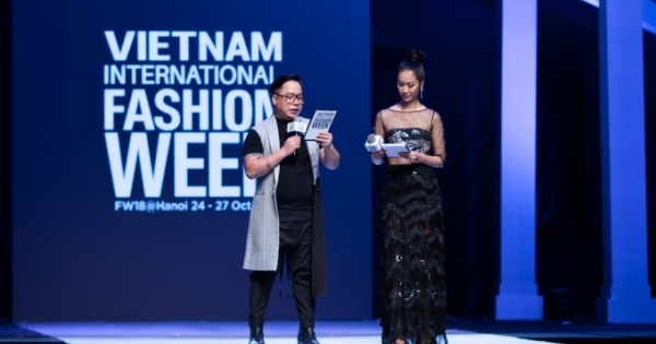 Dương Thuỳ Linh thay hai bộ đầm tại Vietnam International Fashion Week