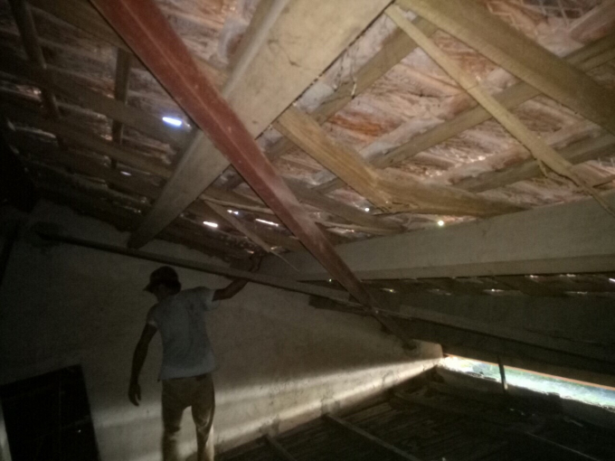 M&aacute;i của d&atilde;y nh&agrave; A đ&atilde; kh&ocirc;ng c&ograve;n đủ chức năng che chắn.