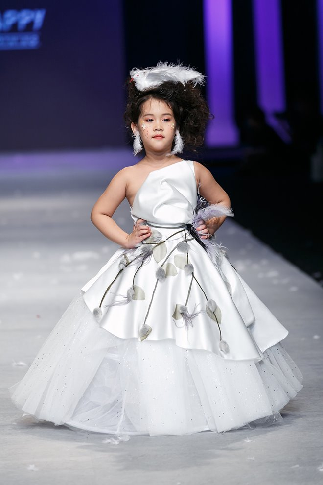 MC Ho&agrave;i Anh v&agrave; bản sao Bảo Anh chinh phục h&agrave;ng ng&agrave;n kh&aacute;n giả tại VIFW 2018