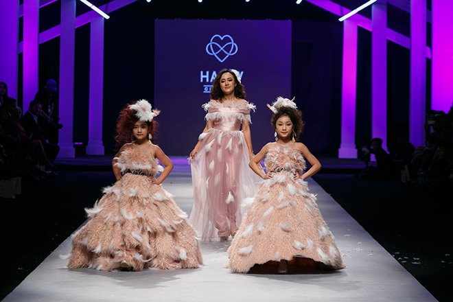 MC Ho&agrave;i Anh v&agrave; bản sao Bảo Anh chinh phục h&agrave;ng ng&agrave;n kh&aacute;n giả tại VIFW 2018