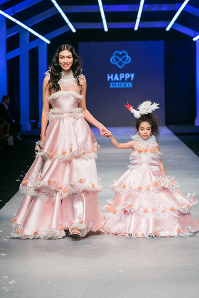 MC Hoài Anh và bản sao Bảo Anh chinh phục hàng ngàn khán giả tại VIFW 2018