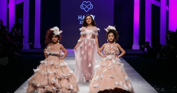 MC Hoài Anh và bản sao Bảo Anh chinh phục hàng ngàn khán giả tại VIFW 2018