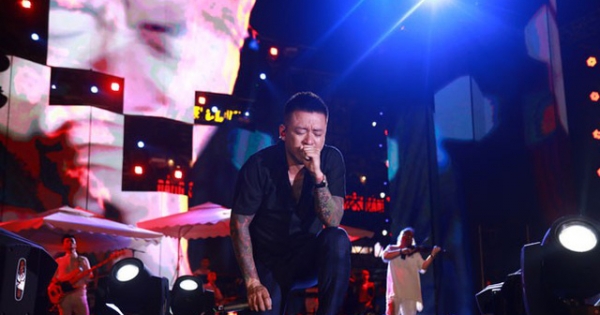 Tuấn Hưng quỳ sụp bật khóc và khuyên khán giả không đánh nhau