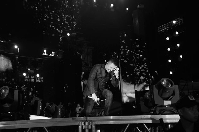 Anh quỳ xuống, bật kh&oacute;c tr&ecirc;n s&acirc;n khấu v&igrave; x&uacute;c động trước t&igrave;nh cảm của kh&aacute;n giả.