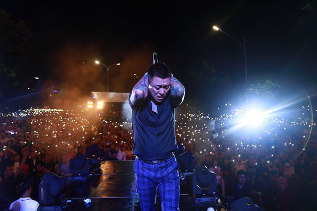 Tuấn Hưng quỳ sụp bật kh&oacute;c v&agrave; khuy&ecirc;n kh&aacute;n giả kh&ocirc;ng đ&aacute;nh nhau