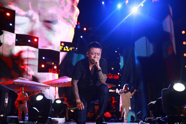 Kh&ocirc;ng &iacute;t lần Tuấn Hưng bật kh&oacute;c trong liveshow