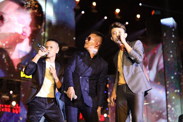 Tuấn Hưng quỳ sụp bật kh&oacute;c v&agrave; khuy&ecirc;n kh&aacute;n giả kh&ocirc;ng đ&aacute;nh nhau