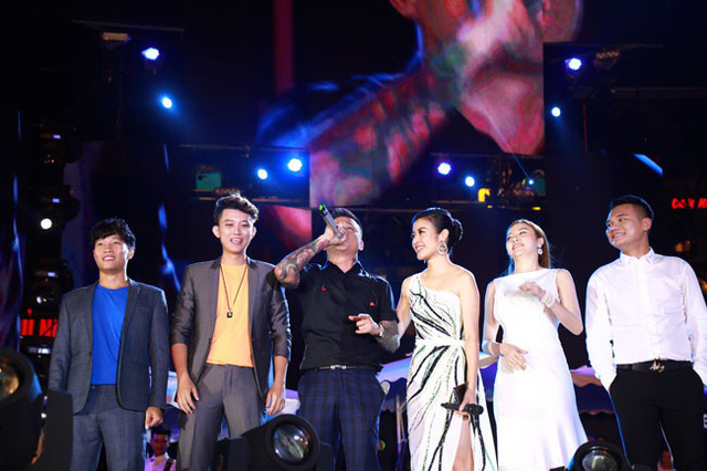 Những nghệ sĩ th&acirc;n thiết b&ecirc;n cạnh Tuấn Hưng.