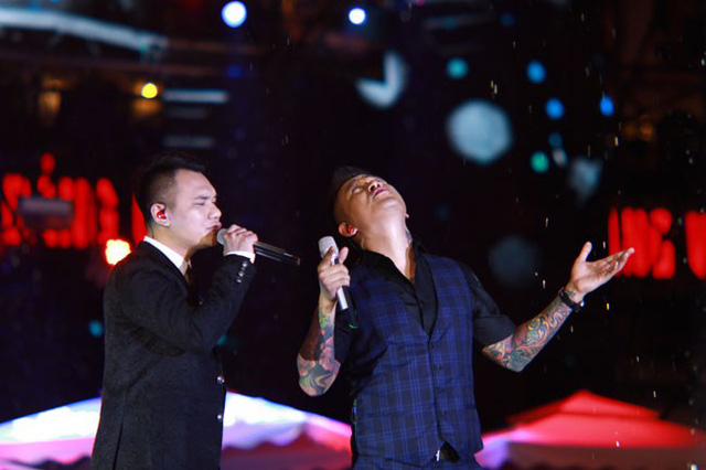 Tuấn Hưng xin trời đừng mưa khi h&aacute;t c&ugrave;ng Khắc Việt.