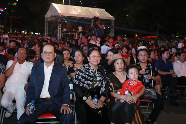 Người th&acirc;n đến ủng hộ Tuấn Hưng.