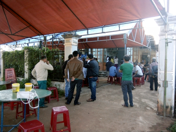 Gia đ&igrave;nh tổ chức tang lễ cho nạn nh&acirc;n.