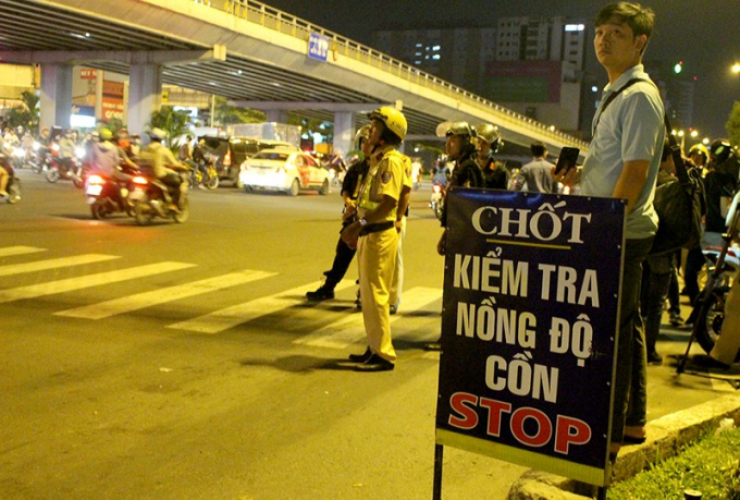 22 giờ ng&agrave;y 26/10, CSGT dựng biển b&aacute;o chốt kiểm tra nồng độ cồn v&agrave; quan s&aacute;t những t&agrave;i xế &ocirc; t&ocirc;, xe m&aacute;y, c&oacute; biểu hiện nghi vấn sẽ mời v&agrave;o kiểm tra nồng độ cồn. Ảnh: L.Thoa