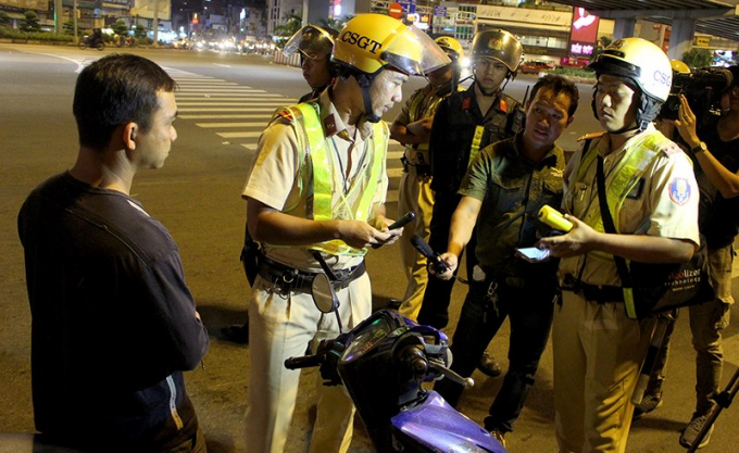 Người l&aacute;i xe m&aacute;y được đo nồng độ cồn tại H&agrave;ng Xanh, nếu vi phạm cồn vượt 0.25 mg/l&iacute;t kh&iacute; thở sẽ bị xử phạt. Ảnh: L.Thoa