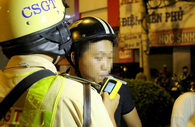 C&oacute; người vi phạm thổi 4-5 lần m&agrave; m&aacute;y đo vẫn kh&ocirc;ng hiện th&ocirc;ng số. Ảnh: L.Thoa