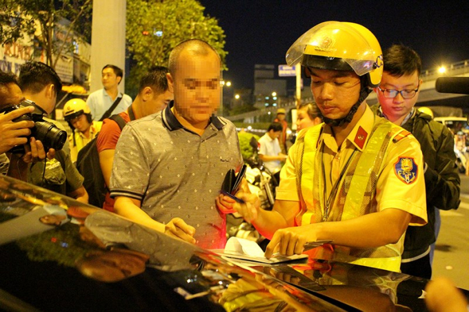 T&agrave;i xế &ocirc; t&ocirc; thừa nhận h&agrave;nh vi vi phạm, sau khi uống 2-3 chai để... tiếp kh&aacute;ch. Ảnh: L.Thoa