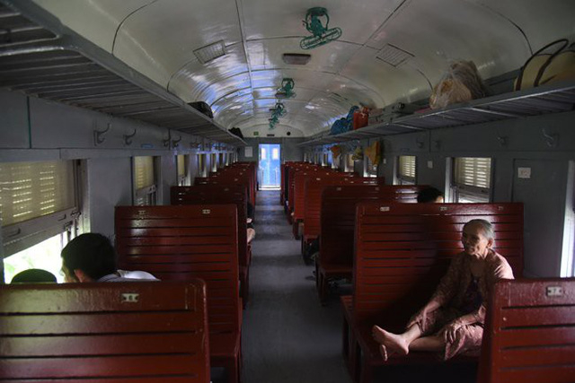 Những chuyến t&agrave;u vắng kh&aacute;ch, đường sắt vẫn phải chạy.