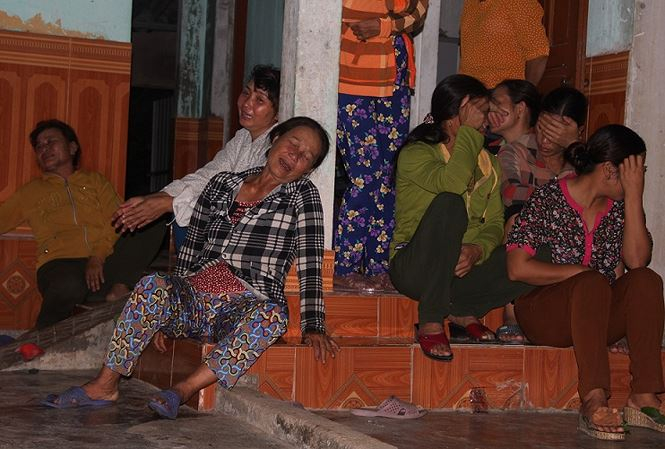 Người th&acirc;n đau đớn trước sự ra đi bất ngờ của 4 nạn nh&acirc;n.