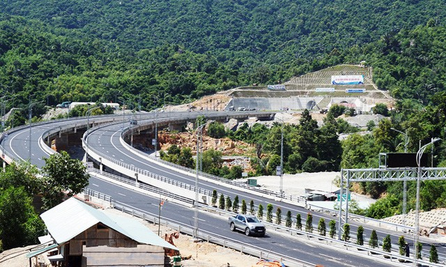 Đường dẫn ra v&agrave;o hầm xuy&ecirc;n n&uacute;i Đ&egrave;o Cả.