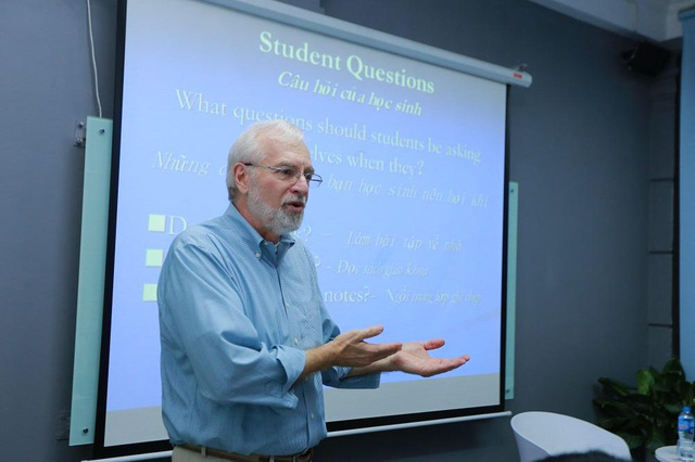 &Ocirc;ng Kevin Mattingly đang chia sẻ về những lầm tưởng trong việc học.