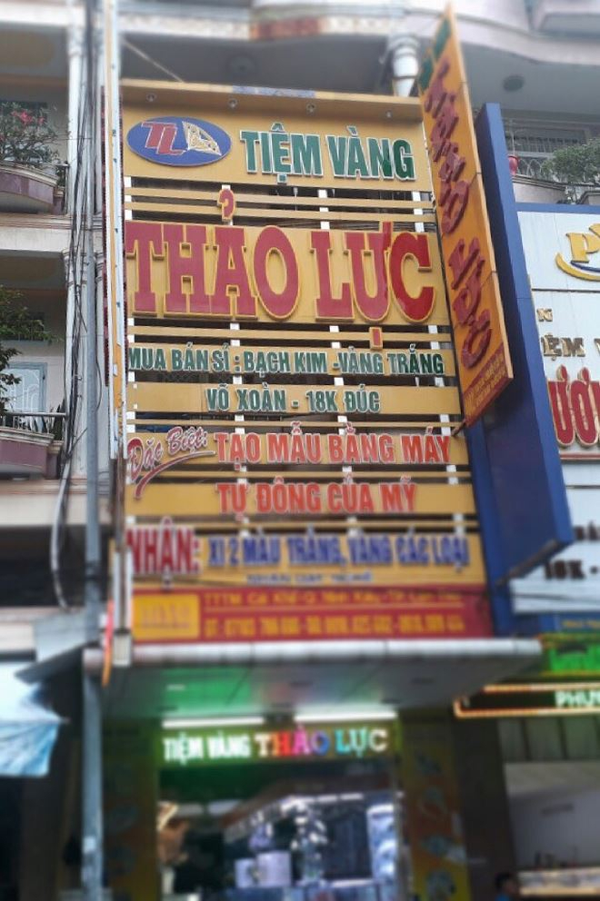 Tiệm v&agrave;ng nơi anh R&ecirc; đổi tờ 100 USD.