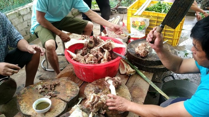 Sau khi ăn xong m&oacute;n ăn nhiều người c&oacute; biểu hiện đau bụng, đi ngo&agrave;i. Ảnh: minh họa