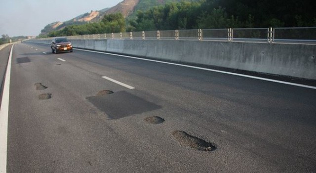 Cao tốc 34 ngh&igrave;n tỷ đồng vừa đưa v&agrave;o sử dụng đ&atilde; lỗ chỗ