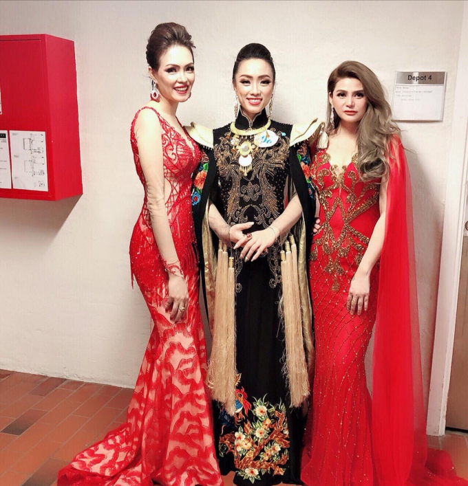 T&acirc;n hoa hậu Nguyễn Thị Phương (v&aacute;y đen, ở giữa) chụp ảnh kỷ niệm c&ugrave;ng 2 th&iacute; sinh.