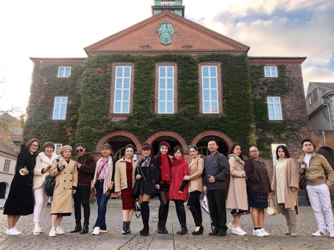 Hoa hậu Nguyễn Thị Phương chụp ảnh c&ugrave;ng c&aacute;c th&iacute; sinh tại Đan Mạch, cả đo&agrave;n c&oacute; những chuyến du lịch vui vẻ c&ugrave;ng nhau.