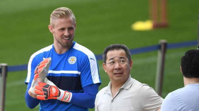 &nbsp;Kasper Schmeichel rất th&acirc;n với tỷ ph&uacute; người Th&aacute;i Lan.